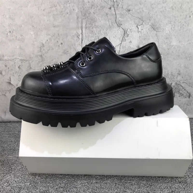 

British Style Round Toe Men Leather Casual Shoes Black White Lace Up Male Oxford Shoes Punk Rivets Men Flats Moccasins