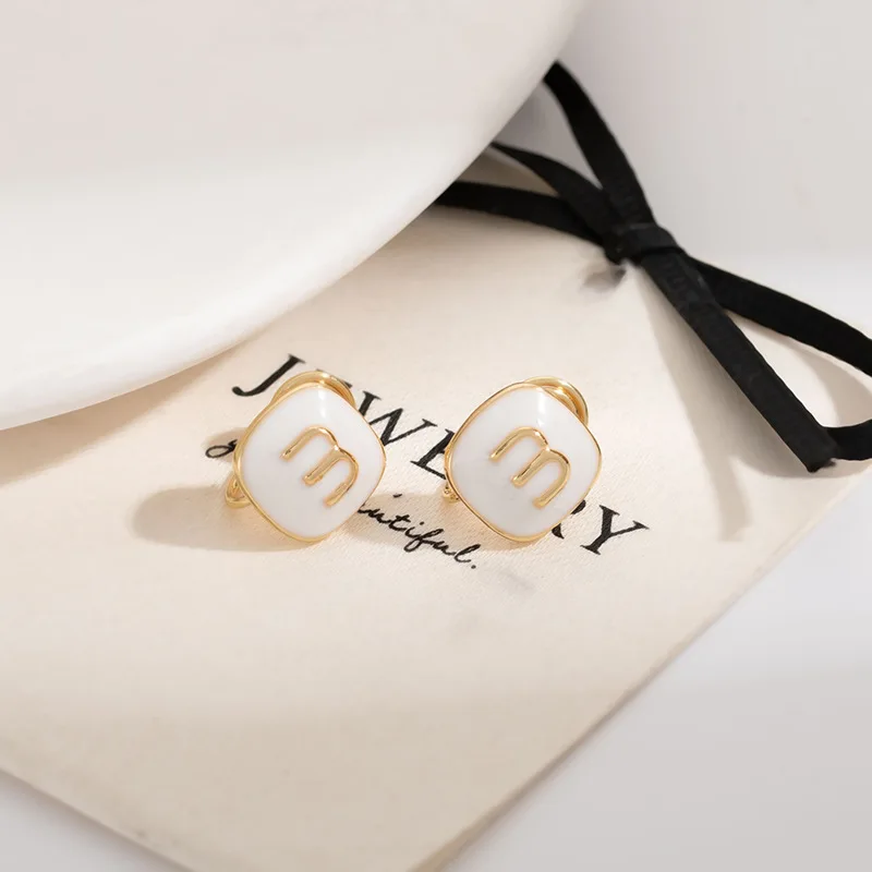 أقراط هندسية عصرية على شكل حرف M، مدمجة وأنيقة، تصميم النسخة الكورية الجديدة، أقراط راقية