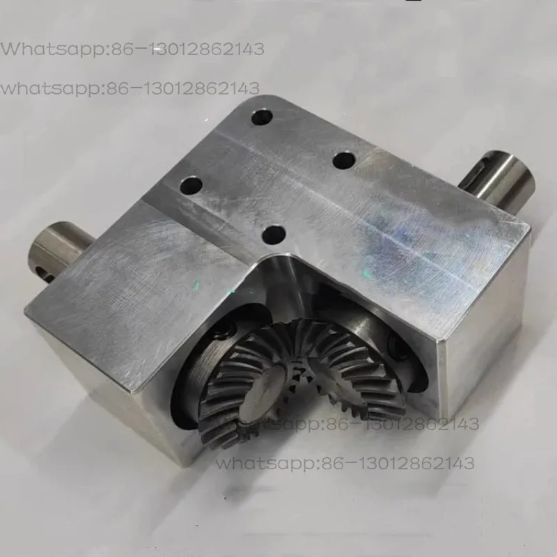 90-degree reversing angle reducer with a gear ratio of 1:1 shaft diameter of 20mm, with key, right-angle spiral bevel gear box.