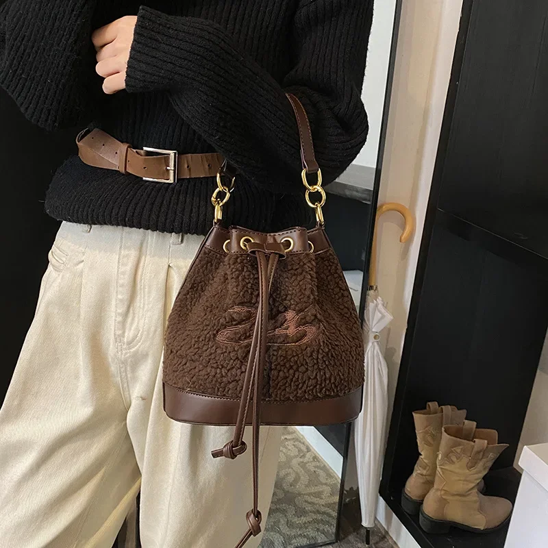 

New Fashion Crossbody Bag Plush Commuter Versatile Handheld Bucket Bag 2024 Trendy Drawstring Waiver Shoulder Bag for Women