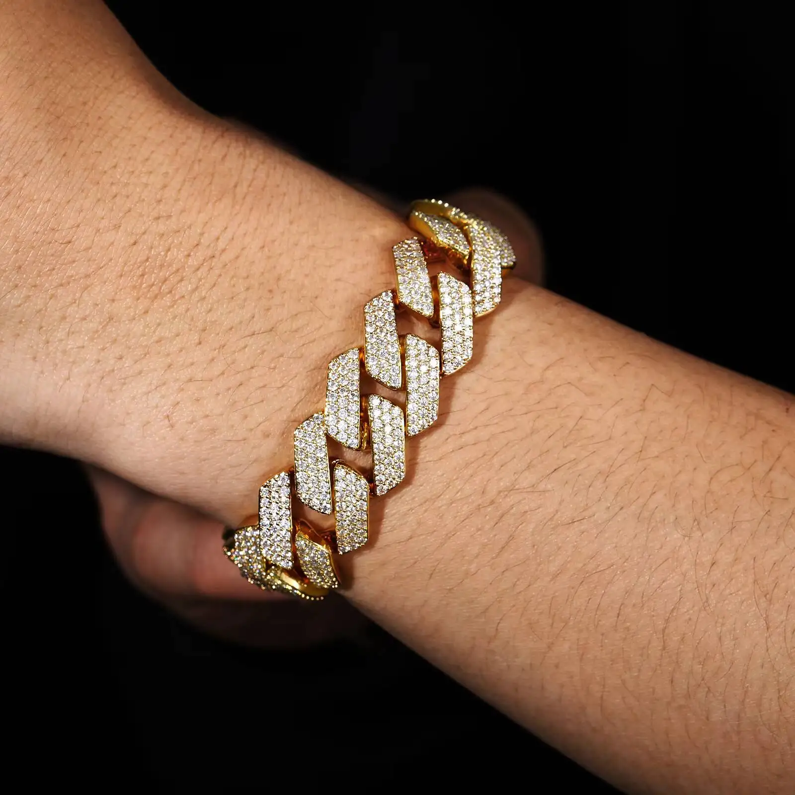 Luxury High Quality VVS Moissanite Cuban Bracelet 18K PVD Gold Plated Brass Durable Chain Men Women Hip Hop Jewelry Wholesale.