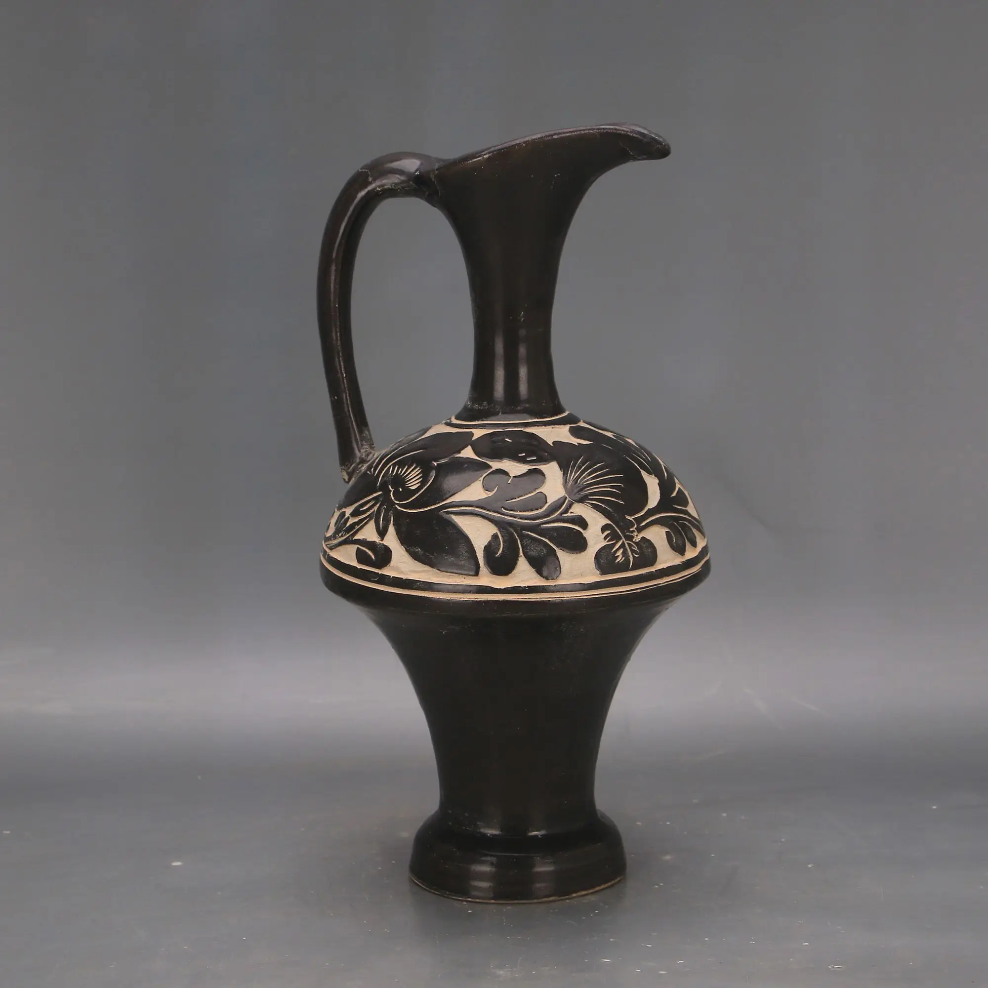 Imitation of the Song Dynasty Cizhou ware black-glazed vase with lotus scroll design and mushroom-shaped ewer