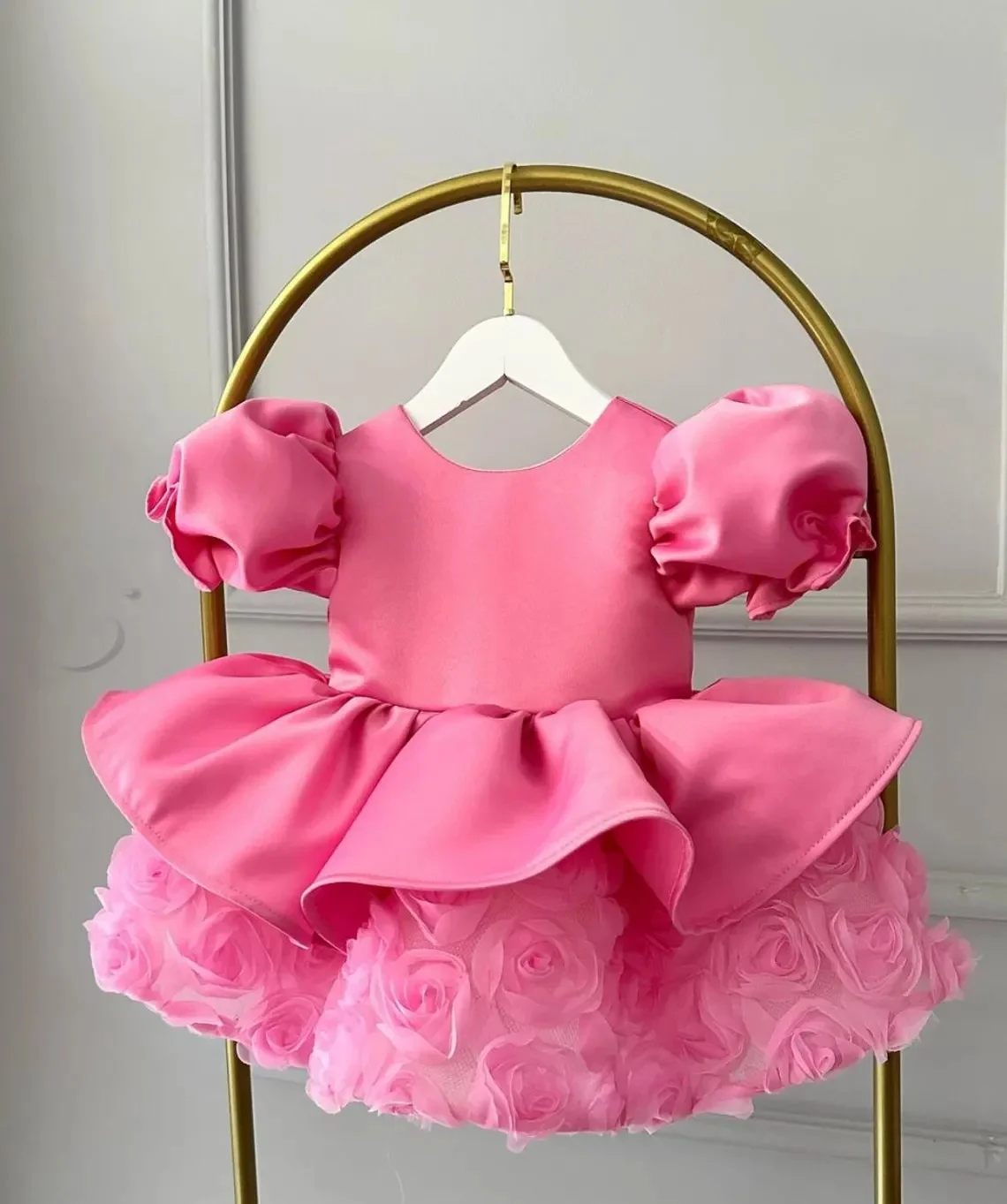 Bonito rosa quente primeiro vestido de festa de aniversário para meninas do bebê na altura do joelho inchado arco casamento flor menina pageant baile de formatura vestido