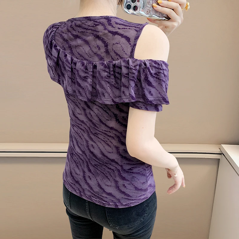 Letnia damska koszulka z odkrytymi ramionami i kołnierzykiem z falbanami Eleganckie, dopasowane, wszechstronne topy stylizacyjne