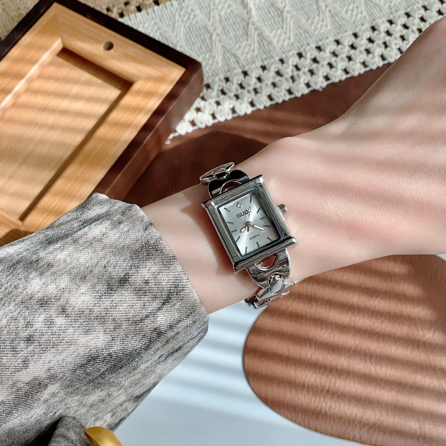 ファッションスクエアダイヤルクォーツ時計女性のためのエレガントなゴールドチェーンレディースブレスレット腕時計学生腕時計リロジェスパラムヘール