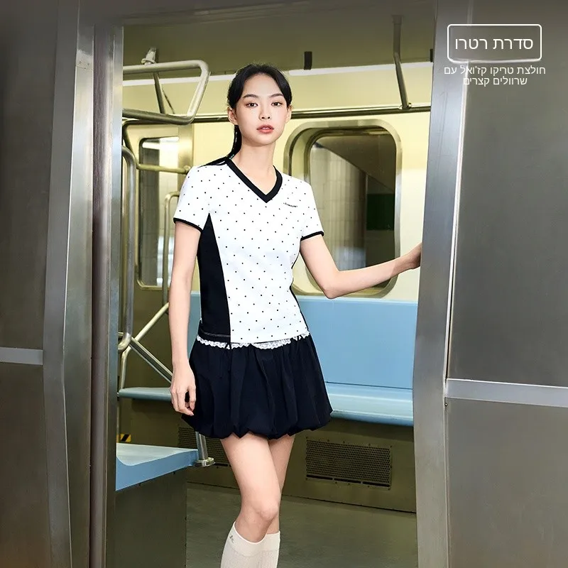 camiseta-retro-de-manga-corta-con-cuello-en-v-para-mujer-ajustada-con-estampado-de-lunares-bloques-de-color