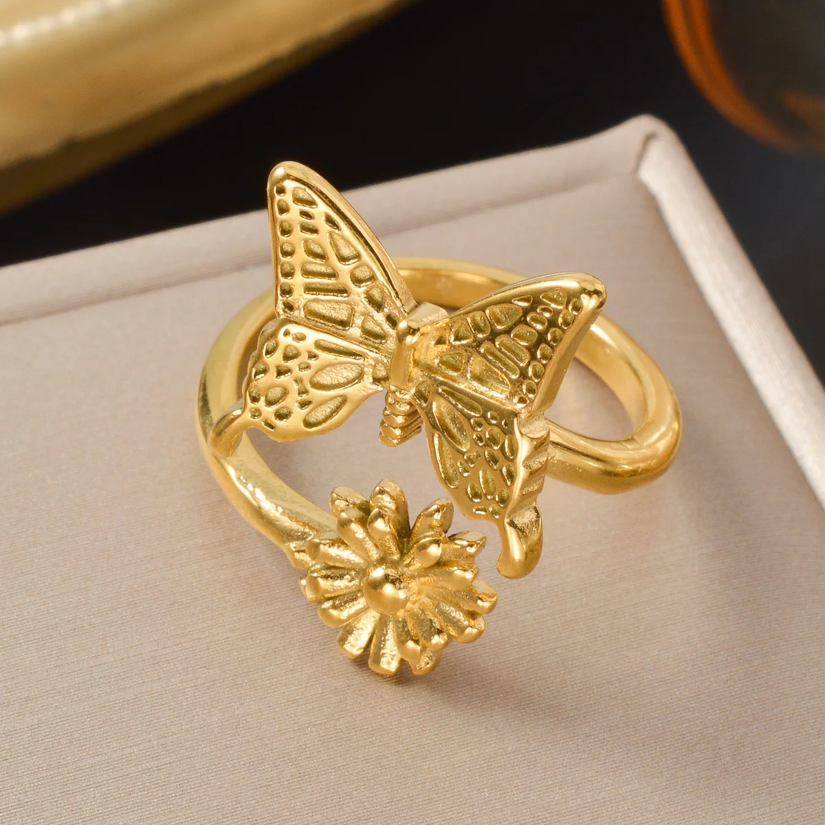 

Vintage Gold Plated Butterfly Ring Twisted Band Hollow Out Adjustable Statement Cocktail Jewelry for Lady Birthday Holiday Gift