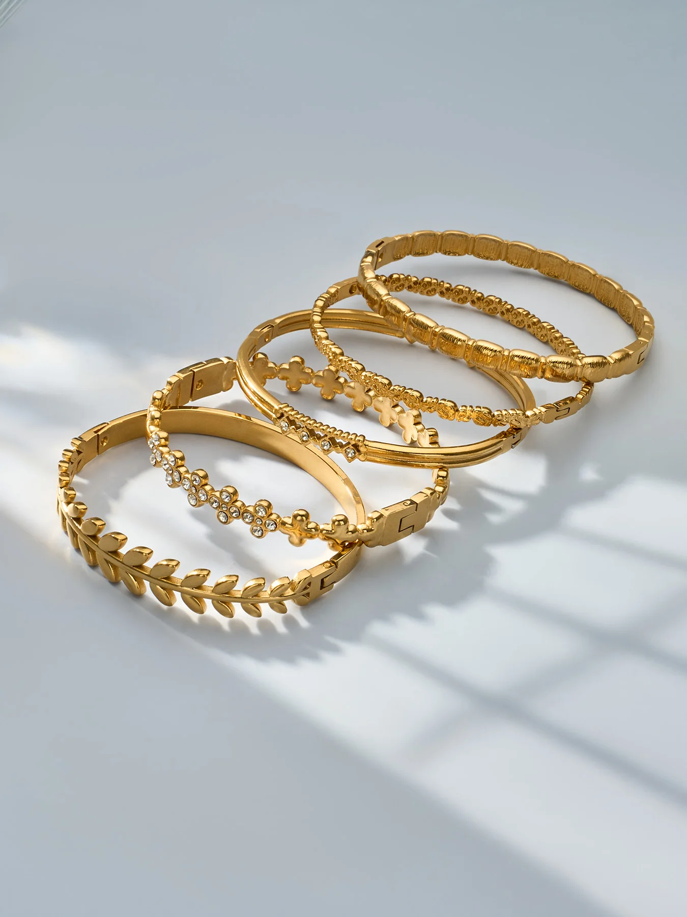 Statement-Blatt-Armreifen, Zirkon-Blumen-Armreifen, 18k vergoldete Edelstahl-Armreifen, strukturierte Armbänder für Damen – Detail 8