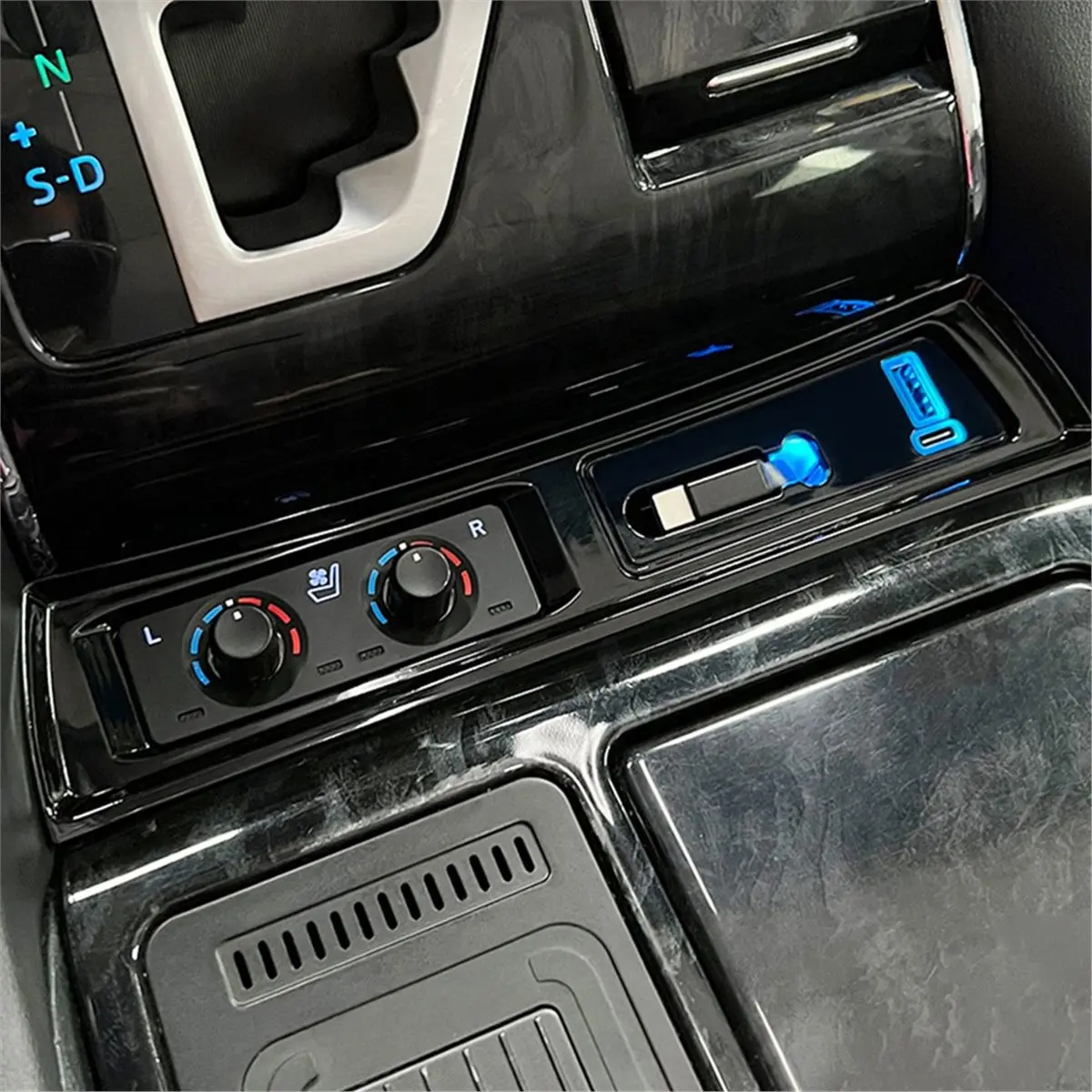 #81R USB Fast Charging Device,Center Console USB Fast Charger for Toyota Alphard Vellfire (Black)