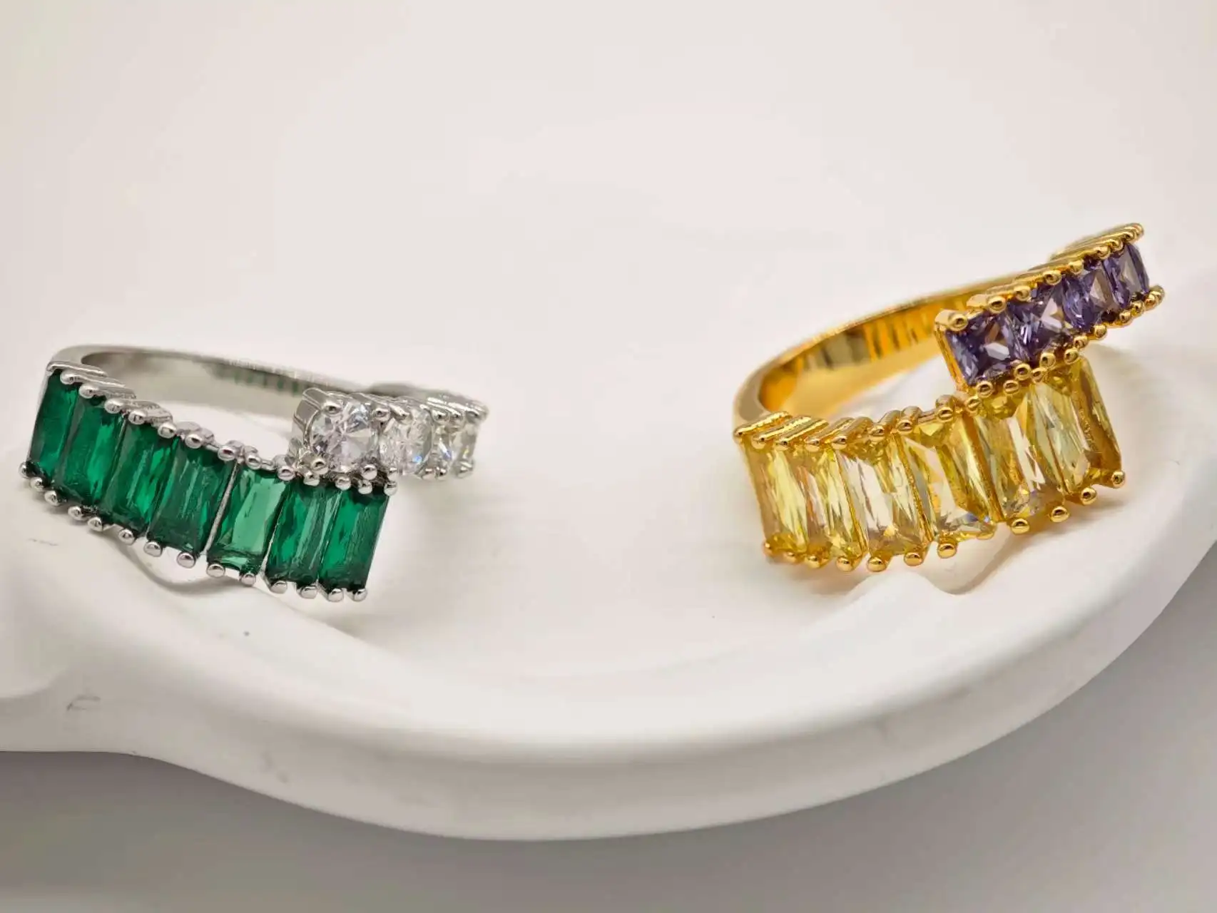 

Classic mismatched double-color niche boutique couple's ring for ladies