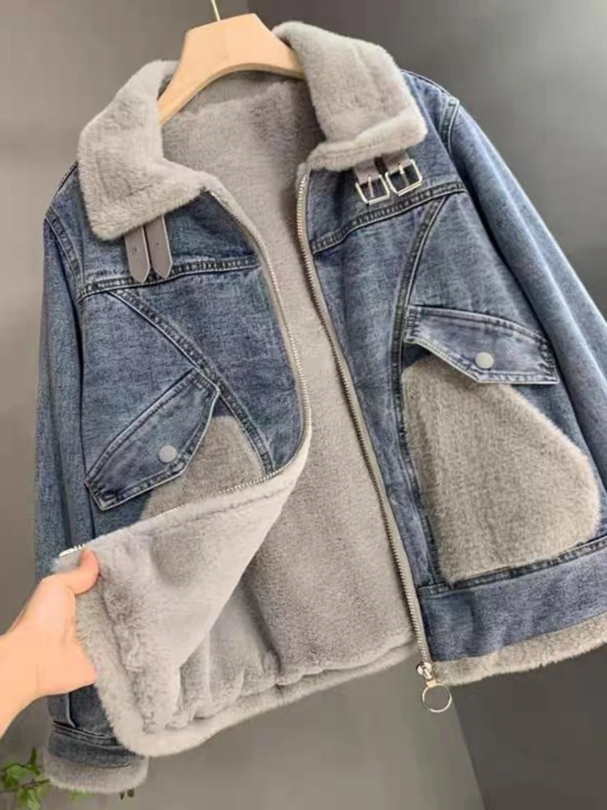 

Утепленная джинсовая куртка для женщин, новинка осени-зимы 2024, простой и стильный дизайн, эффект похудения, антивозрастной эффект, топ.