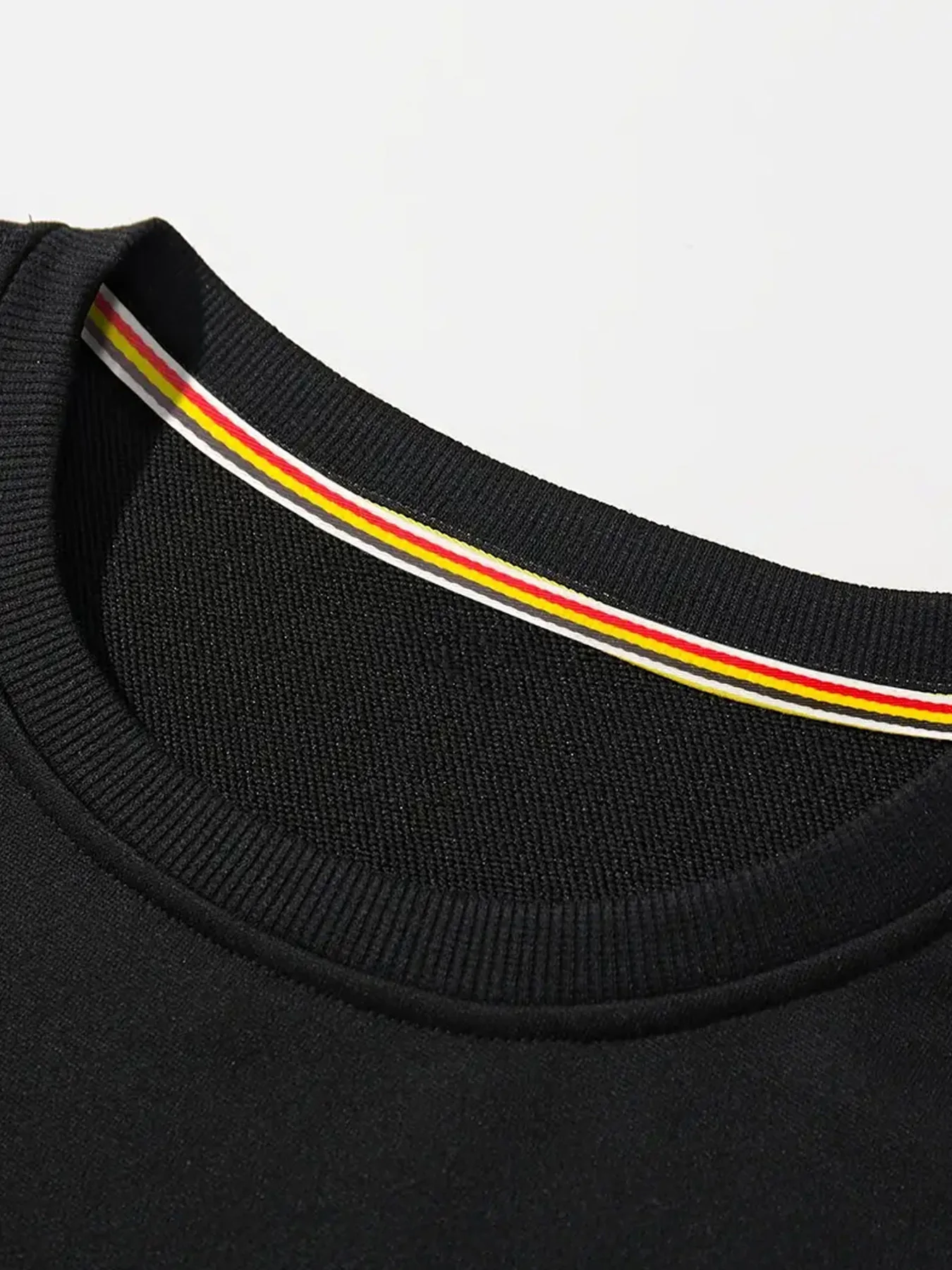 سويت شيرت رجالي كاجوال برقبة دائرية وطباعة جريئة باللون الأحمر والأسود بتصميم تجريدي مناسب بشكل منتظم ومتعدد الاستخدامات لأسلوب الشباب اليومي