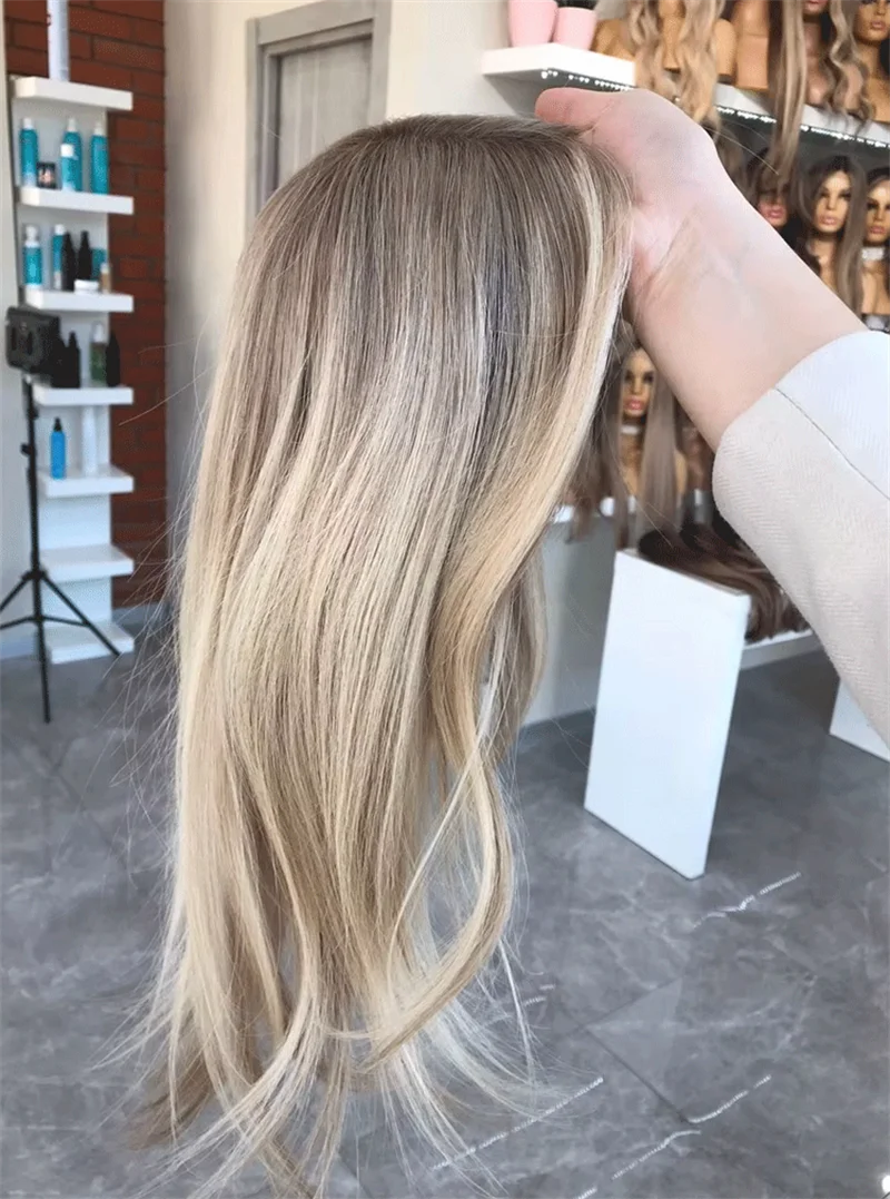 Wig Depan Renda Sintetis Gelombang Tubuh Pirang Abu dan Platinum Campuran Akar Gelap dengan Wig Garis Rambut Realistis Yang Telah Dipetik untuk Wanita
