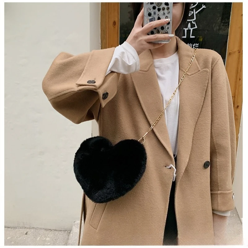 

Women's Fashion Love Bag with Peach Heart Design Chain Crossbody Plush Single Shoulder Bag for Stylish Comfort