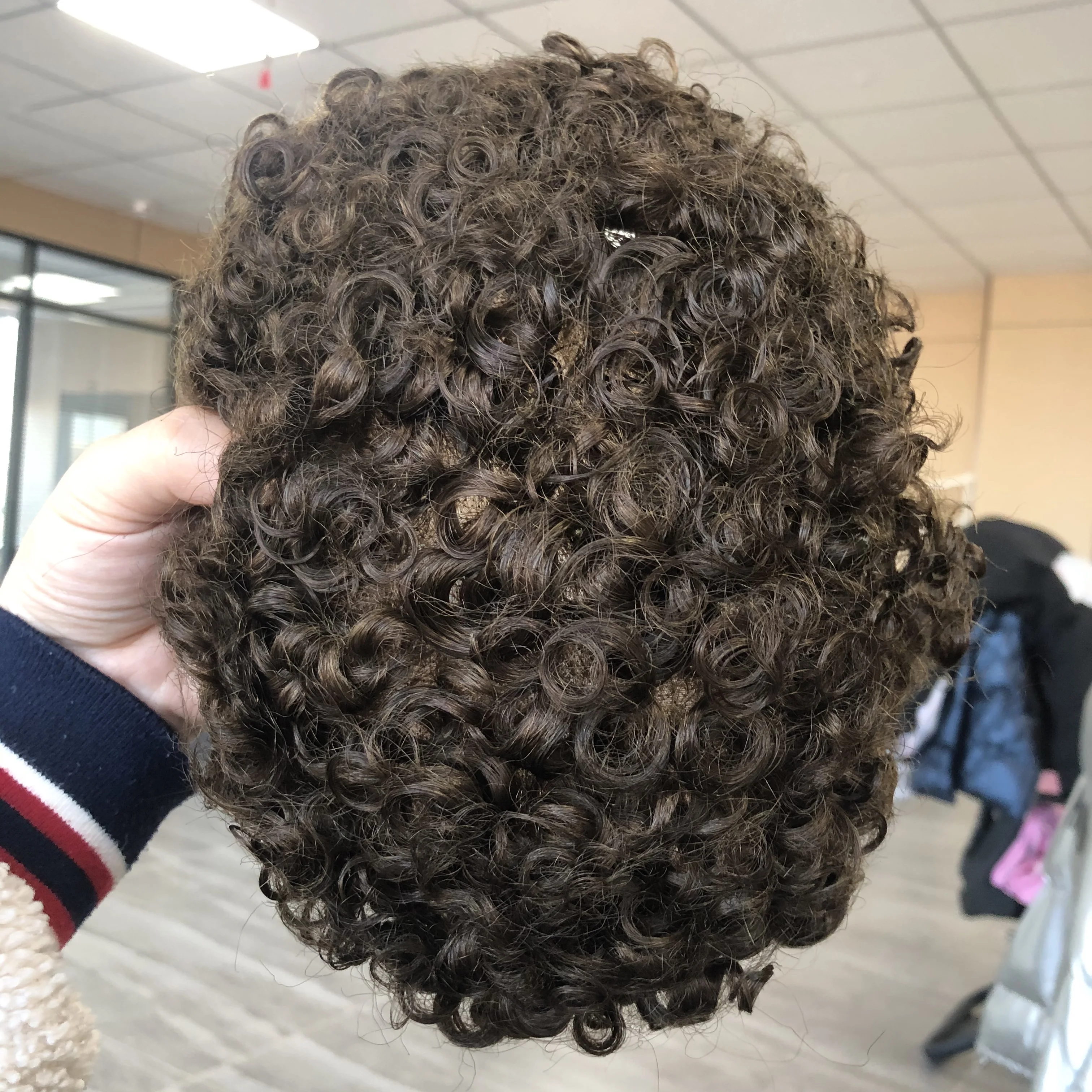 สีน้ําตาลเข้มชายผมมนุษย์ 20MM CURLY MONO ทนทาน Toupee สําหรับชายยุโรปผมผู้ชายวิกผมผมเปลี่ยนระบบชาย Prosthes