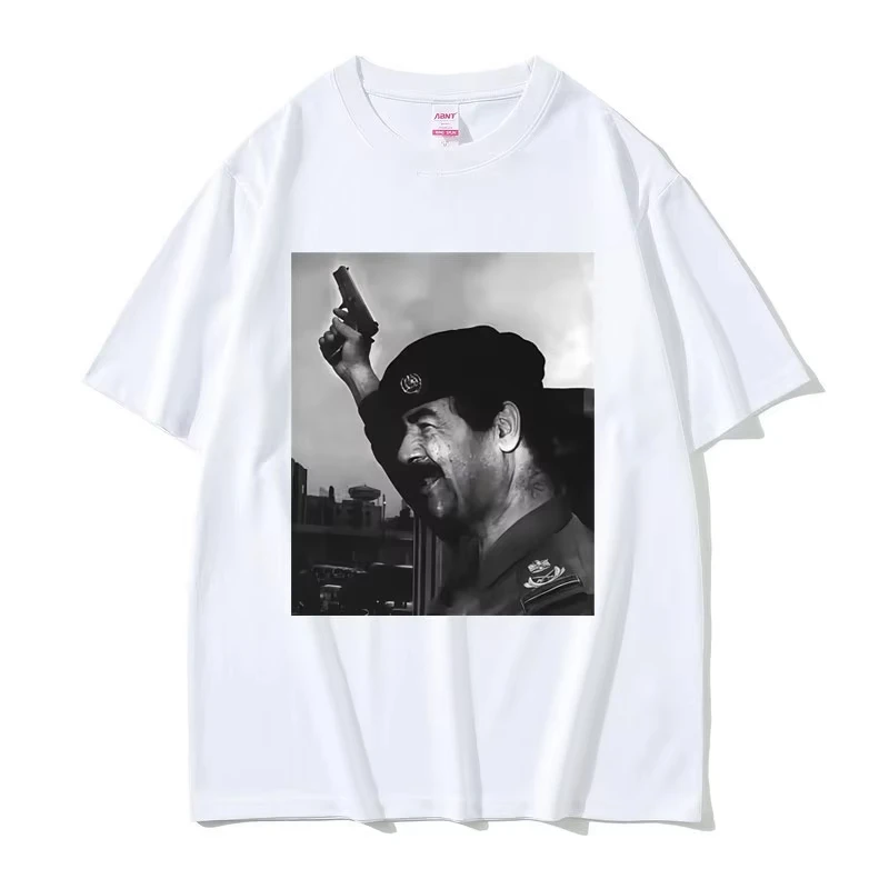 เสื้อยืดแขนสั้นผ้าฝ้ายเนื้อนุ่มสไตล์สตรีทแฟชั่นลำลองสำหรับผู้ชายและผู้หญิง ลายซาดาม ฮุซีนถือปืน ลายมีมตลก