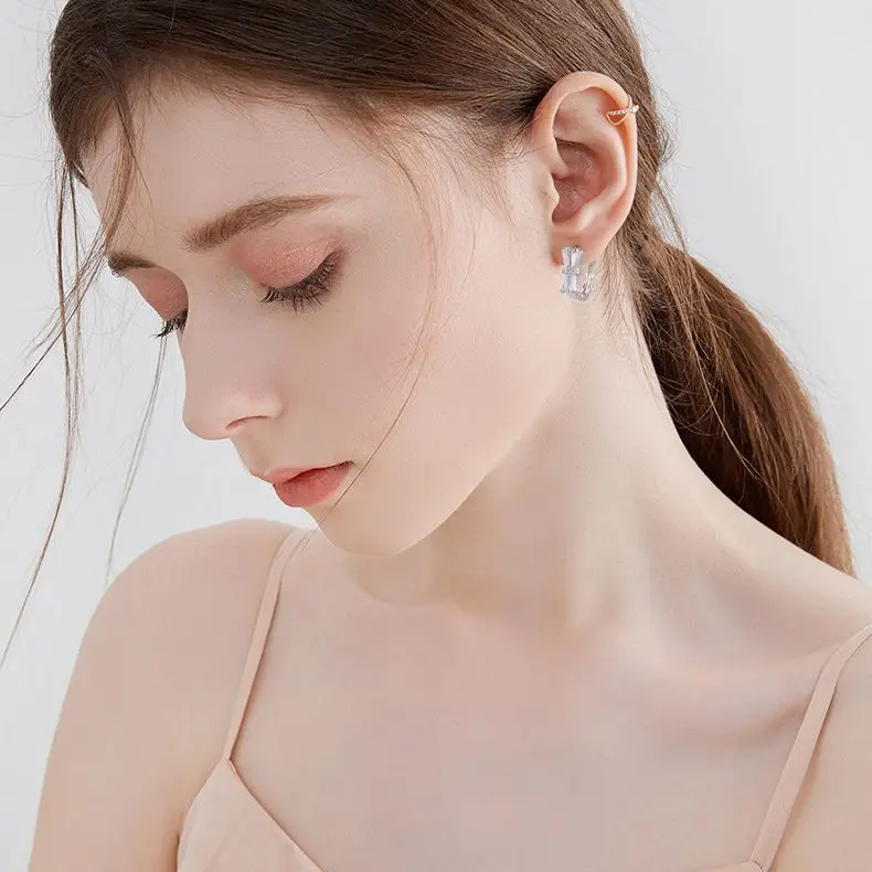 Zircon bow ear buckles are small and exquisite. In 2023, the new daily earrings temperament is a hot seller, and one piece is se