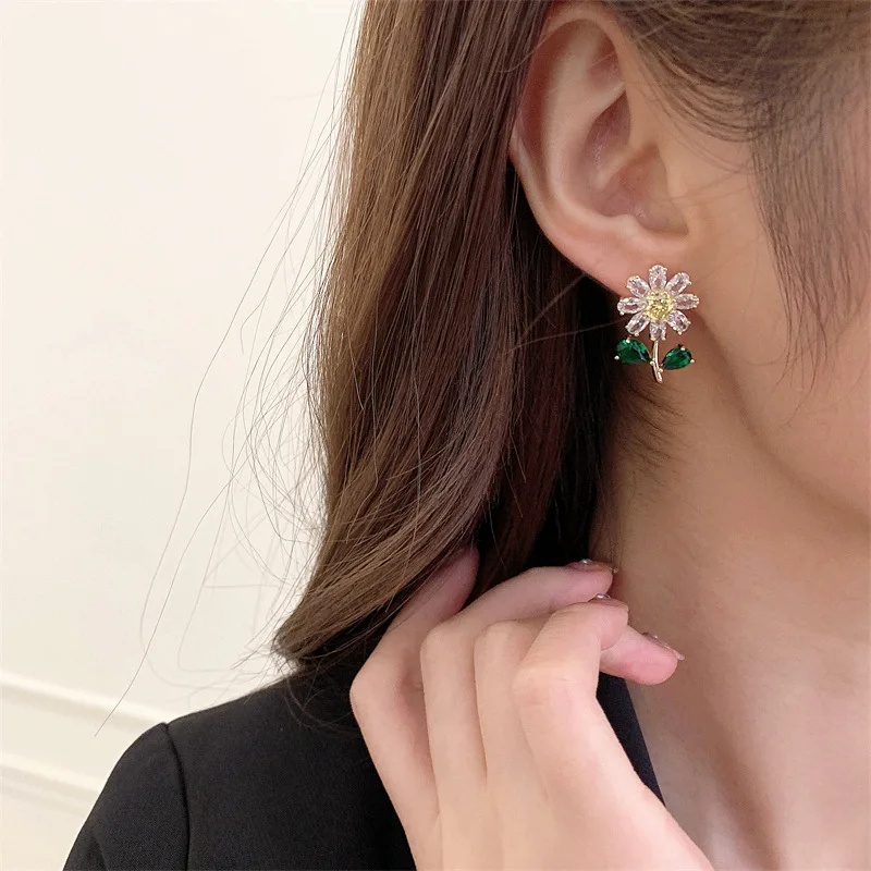 Orecchini in argento s925 con zirconi intarsiati, piccoli orecchini con fiori a margherita, orecchini a bottone con piccoli fiori freschi, semplici e versatili