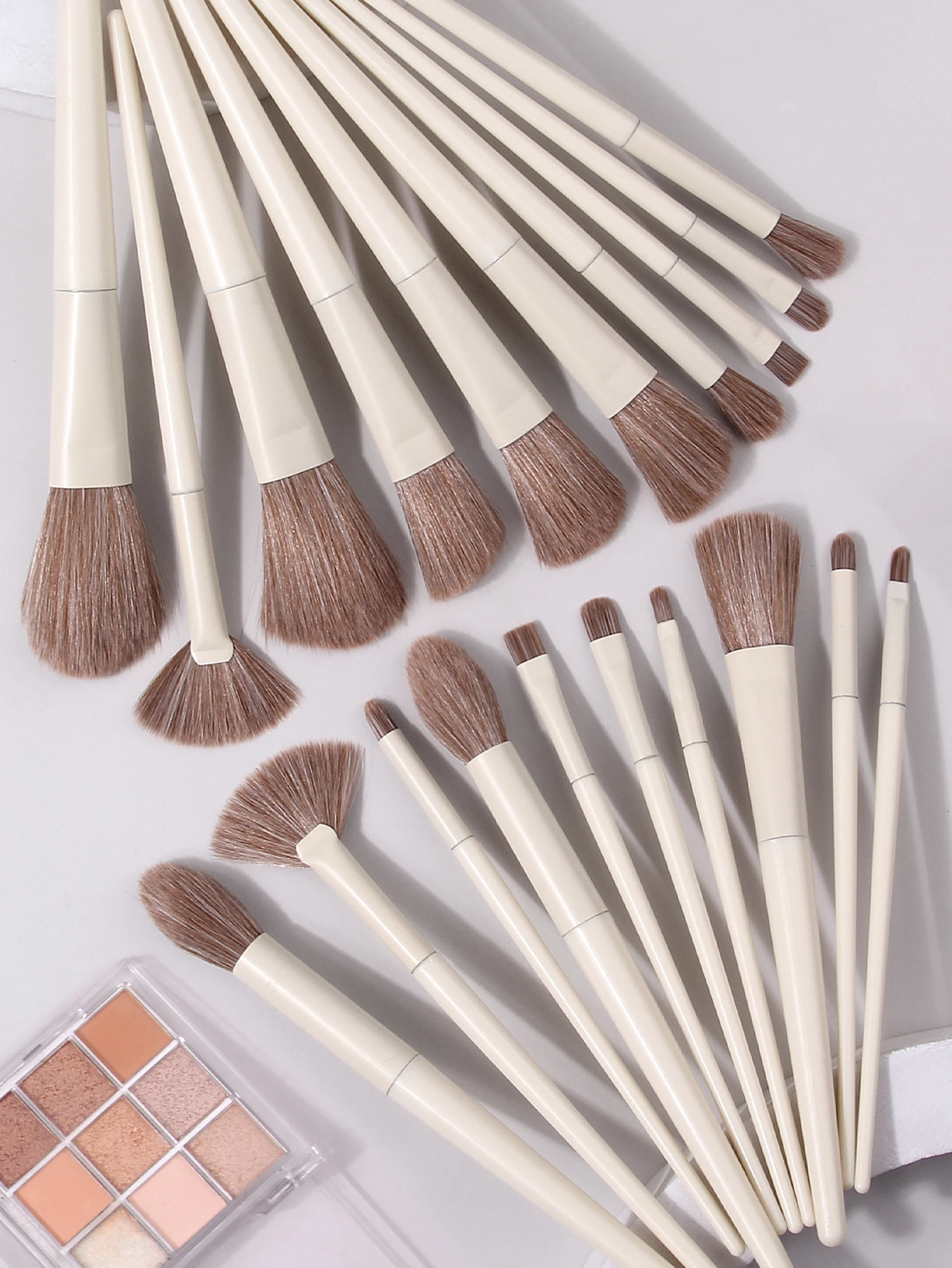 Makeup brushes fan arrangement