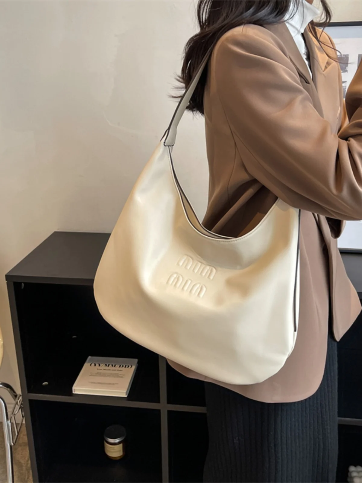 The new simple ladies large-capacity tote bag, light luxury, high-end commuter one-shoulder portable messenger bag, underarm bag