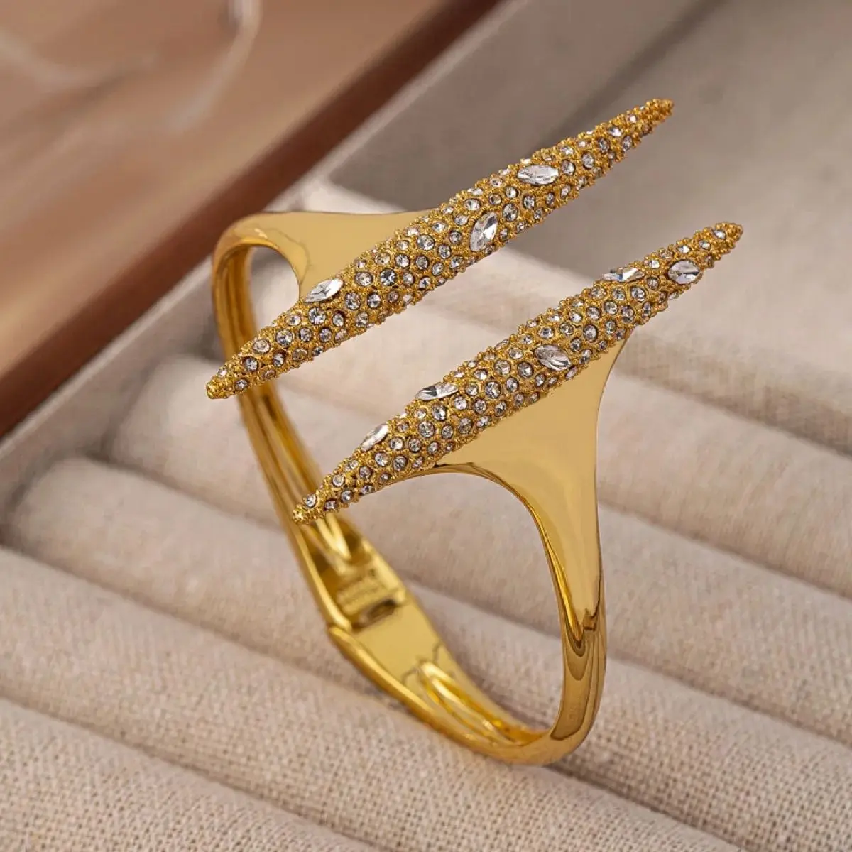 

Europe and America fashion vintage copper gold-plated zircon inlaid bangle women's light luxury bracelet jewelry