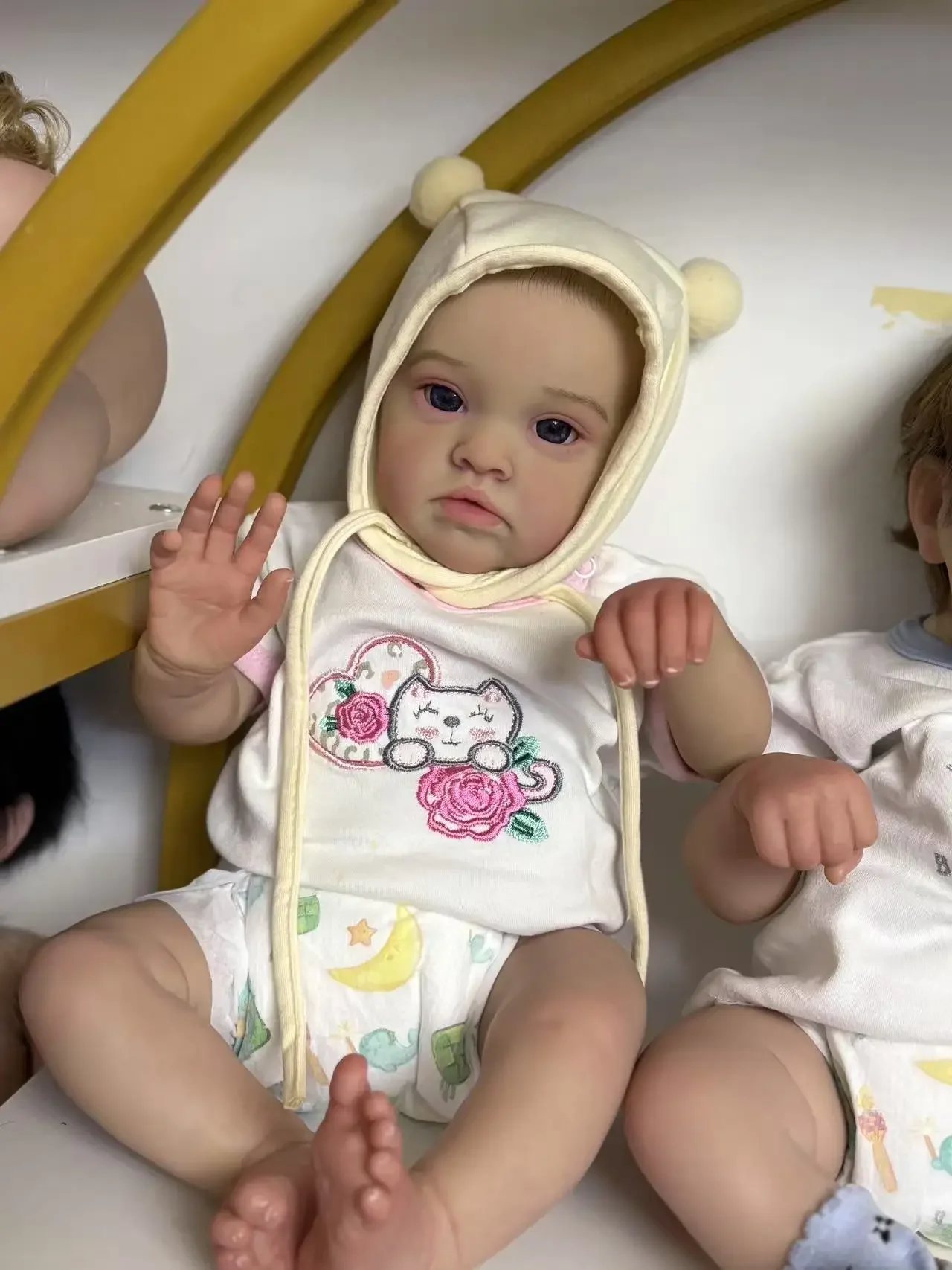 EGO Dostosowana ograniczona dostawa 22-calowa Reborn Baby Chantal z pomalowanymi włosami Gotowa lalka z uroczą sukienką