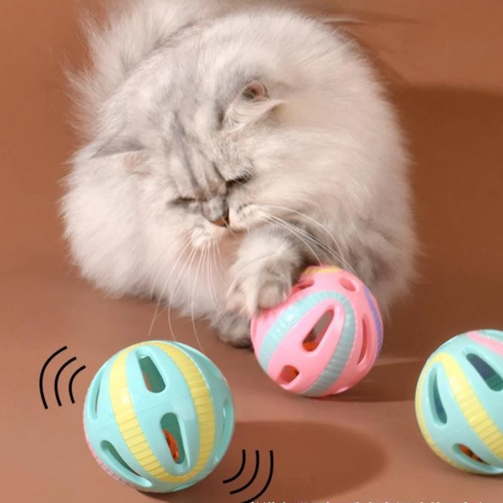 Bell Ball Katzenspielzeug: Buntes interaktives Spielzeug für Kätzchen – Lustiger Plastik-Katzenball mit Geräuschen für Jagdspaß – Haustierbedarf – Detail 4