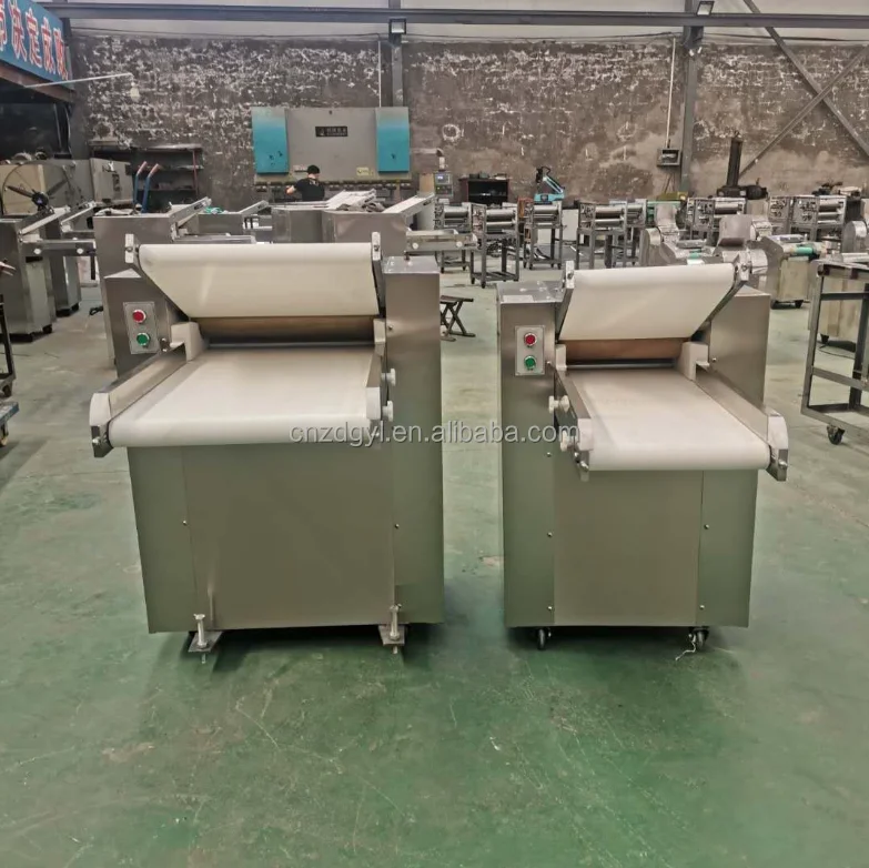 آلة وموزعة الفطائر المستخدمة مع الدقيق كغلاف عجينة المواد الخام، ماكينة ضغط عجين البيتزا التجارية على الطاولة