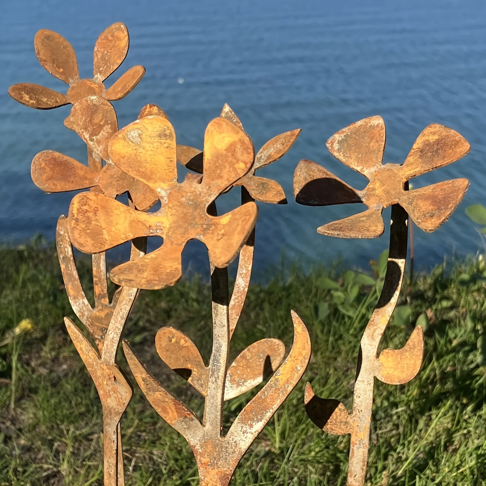 Rustic Rust Metal Flowers - 5pcs Set - Unique Handmade Weathered Outdoor Garden Art Landscape Sculptures or Lawn Decorations