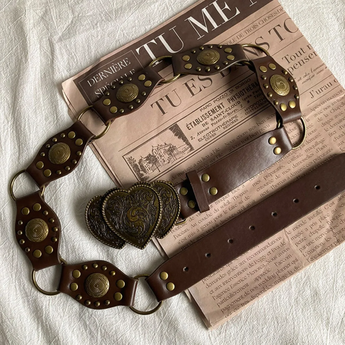 Vintage carved women's wide waistband with heart-shaped buckle and rivet details, suitable for daily commuting and party wear