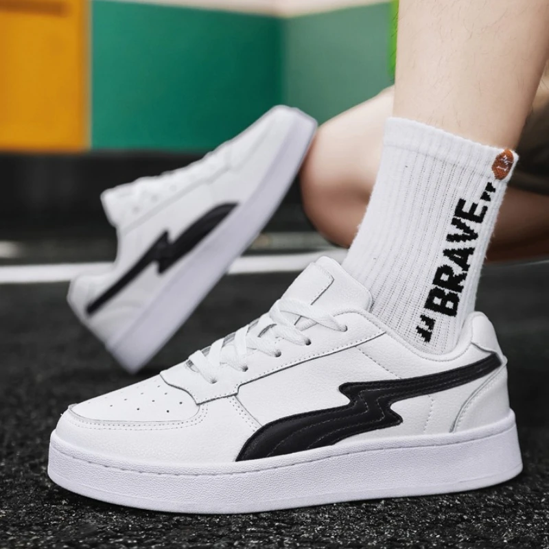 حذاء رجالي عصري جديد مستدير الأصابع غير رسمي خفيف الوزن للرجال مقاس كبير حذاء رياضي مناسب لجميع المواسم منخفض القمة مبركن