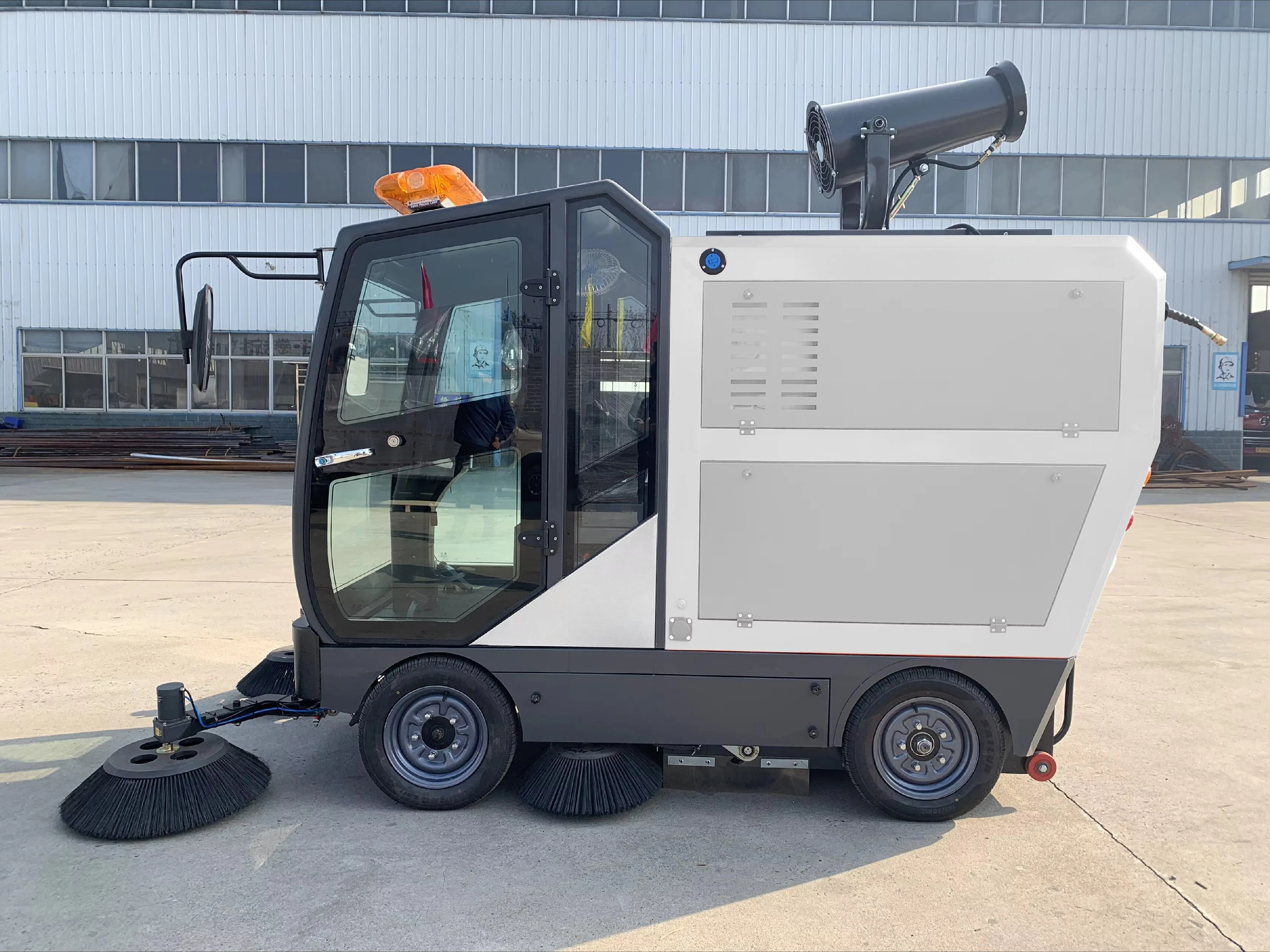 Hot Sell High-Pressure Fog Gun Driving Floor Sweeper Car Battery Street Sweeper Machine Street Sweeper Truck Customized