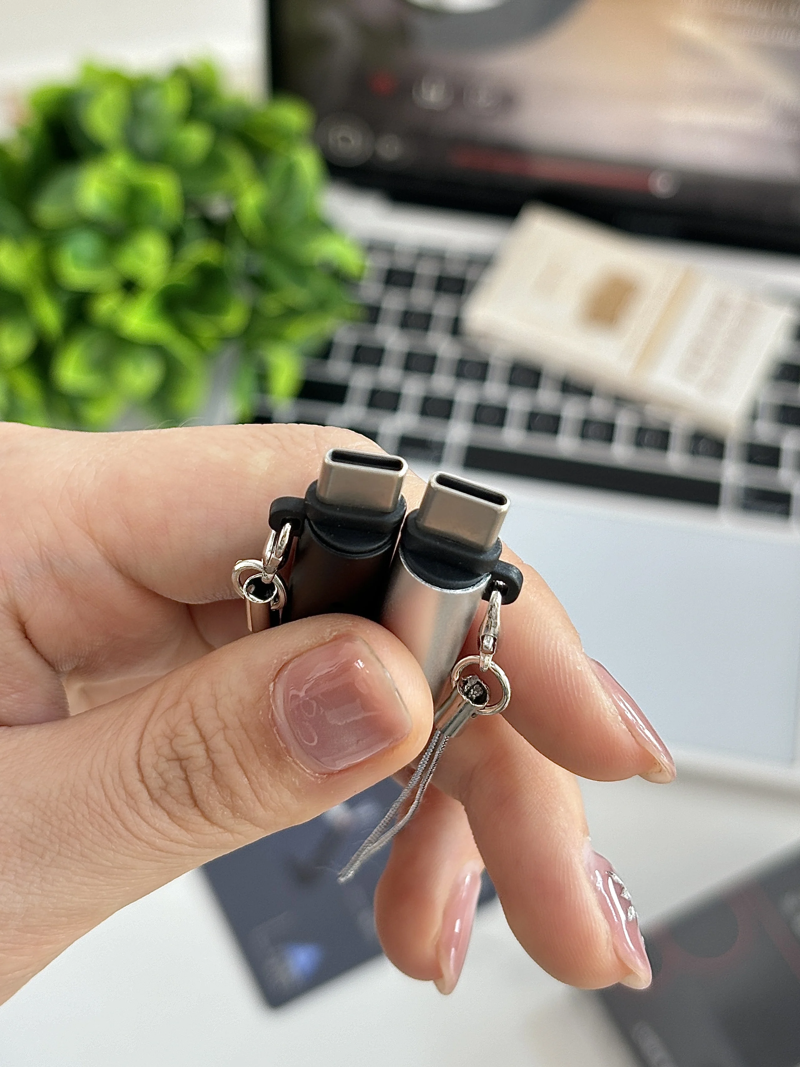 ولاعة سجائر صغيرة من النوع C ولاعة سجائر صامتة لاسلكية يمكن حملها على الطائرات بدون بطاريات ولاعة سيجار