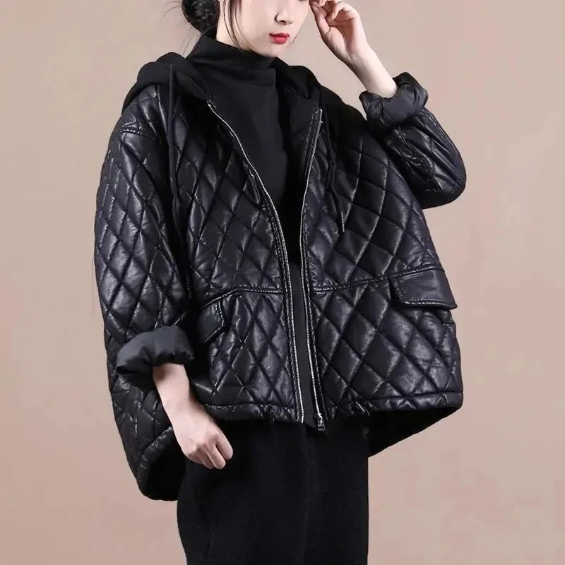 Cappotto imbottito in cotone in pelle PU da donna coreana Cappotto invernale da donna con nuova giacca in cotone con cappuccio 2025 Top in cotone imbottito in ecopelle femminile