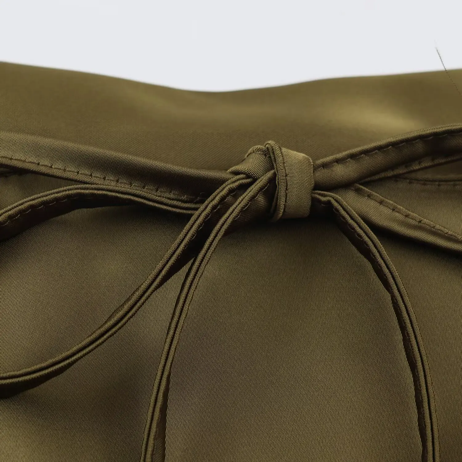 BSAY 2026 Neues Minimalistisches Satin-Zweiteiler-Set mit Drapierter Kragenpartie, Ärmellosem Oberteil mit Schulterknöpfen und Tailliertem Midi-Rock für Damen – Detail 15