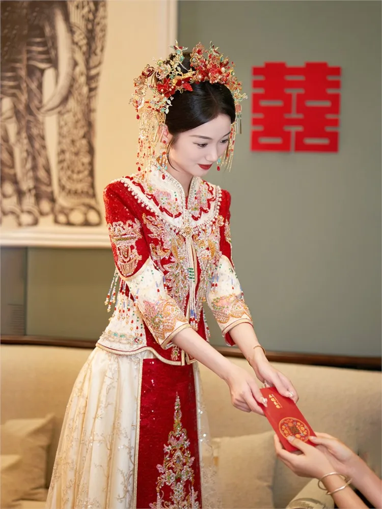 New contrasting champagne-colored Chinese-style wedding dress and golden