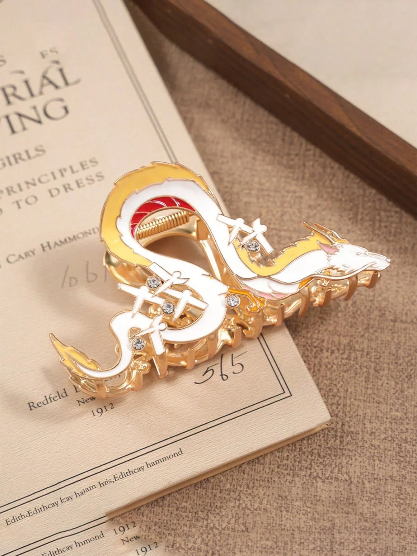 

Креативная заколка для волос в виде белого дракона в мультяшном стиле для женщин, металлический аксессуар для волос в стиле аниме