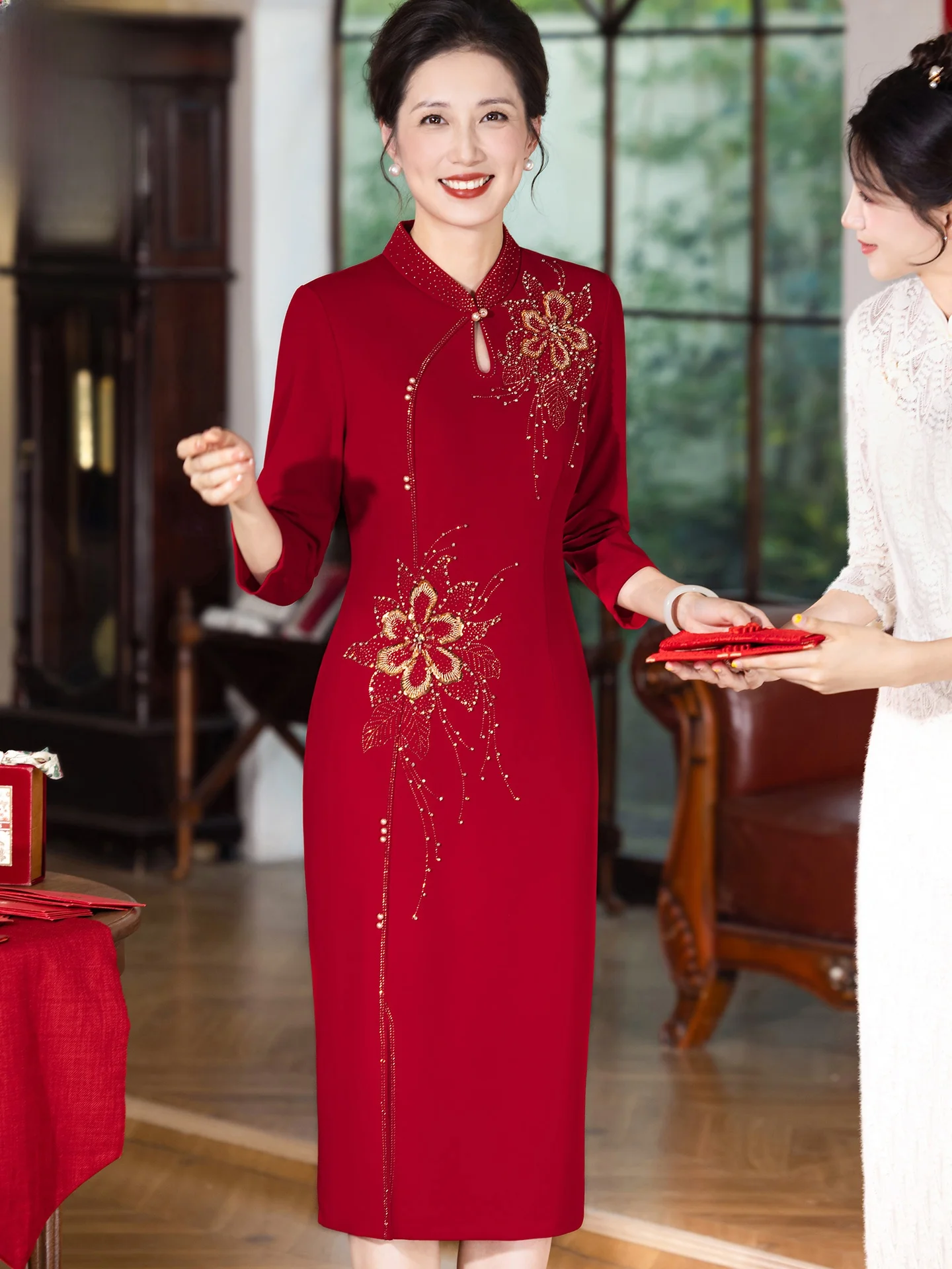 

Элегантное платье средней длины для свадебного банкета с высококачественным бисерным декором и низким разрезом в китайском стиле для мамы