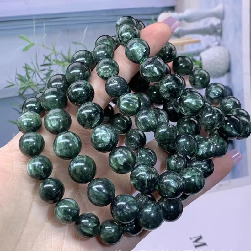 

Natural Bead Single-Loop Bracelet In Dark Green With Shimmering White Feathers