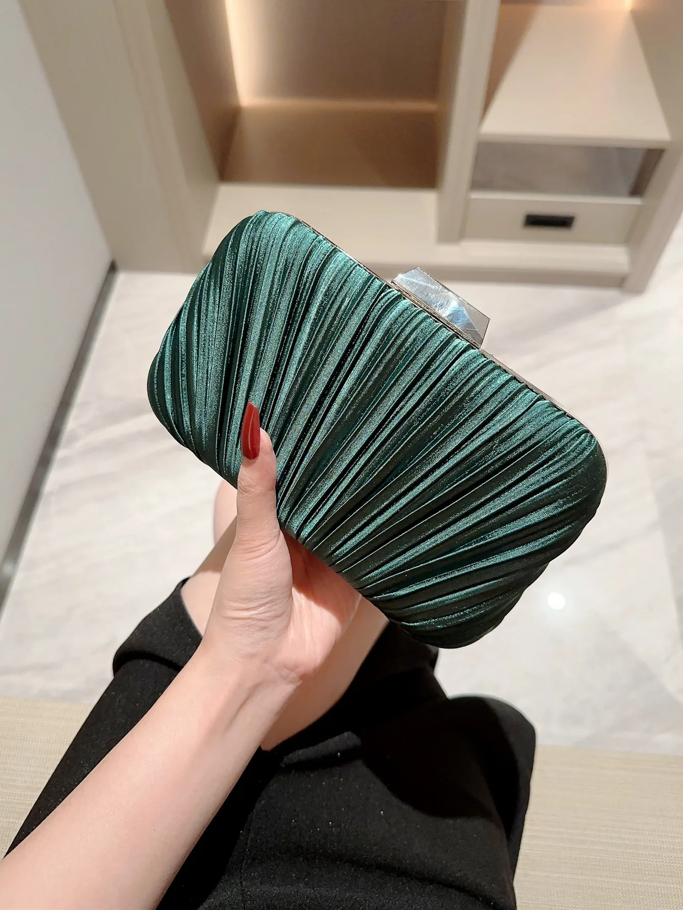 2024 Fashion Women Shoulder Bags Wrinkled Silk Design Party Clutches Packs Chain Crossbody Bag Ladies High Quality Dinner Pack