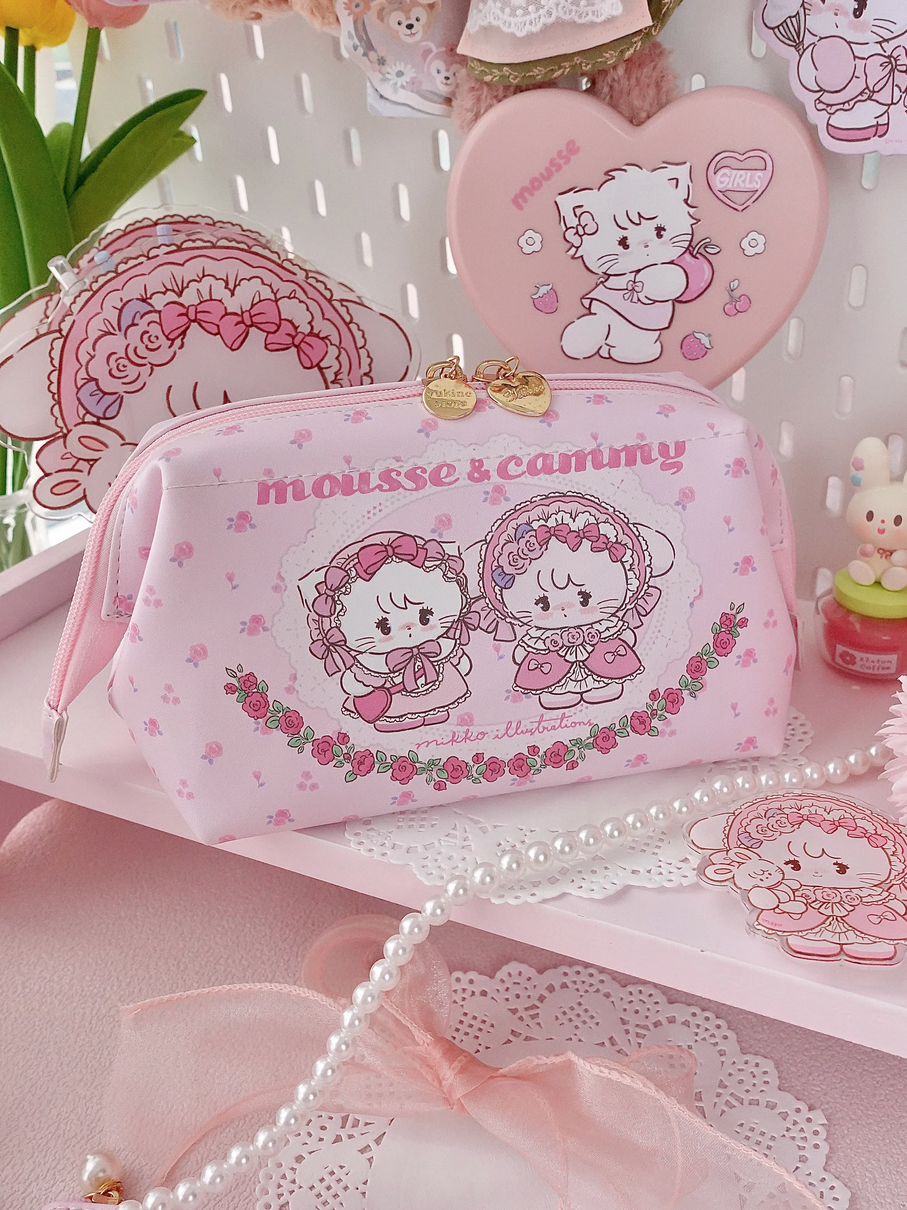 

2024 New Cute Princess Cosmetic Bags Portable Pink Makeup Bag with Golden Heart Zipper Kawaii Pencil Case for Girls