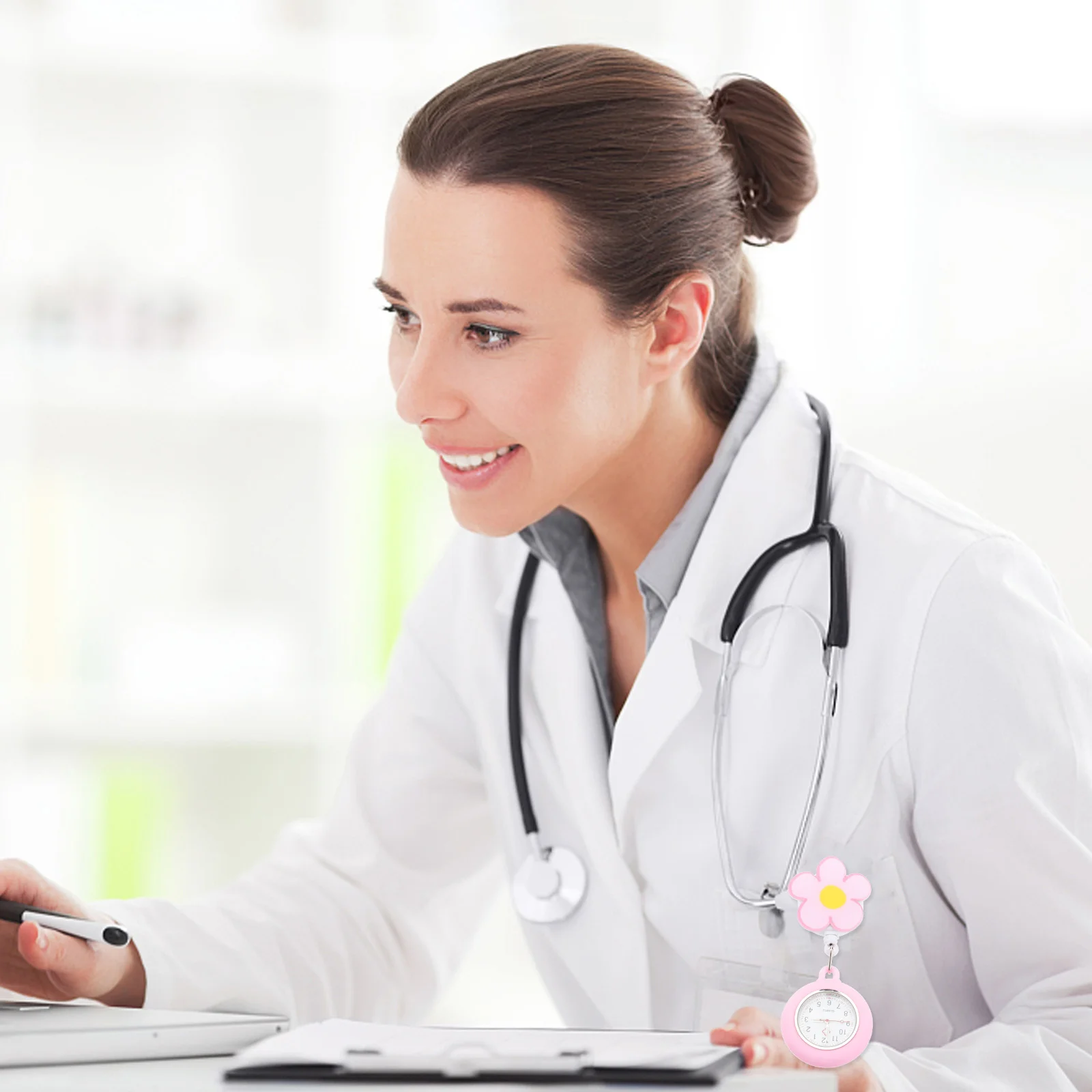 

Nurse Pocket Watch Cartoon Design Silicone Cover Clip-On Quartz Luminous Watch For Doctors Nurses Medical Staff Portable