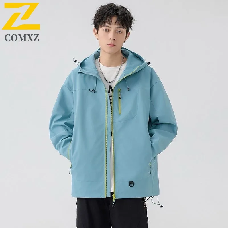 

COMXZ Мужская куртка 2025 Классическая ветрозащитная куртка с капюшоном для приключений на открытом воздухе Дорожная легкая осенняя мужская одежда с карманами на молнии