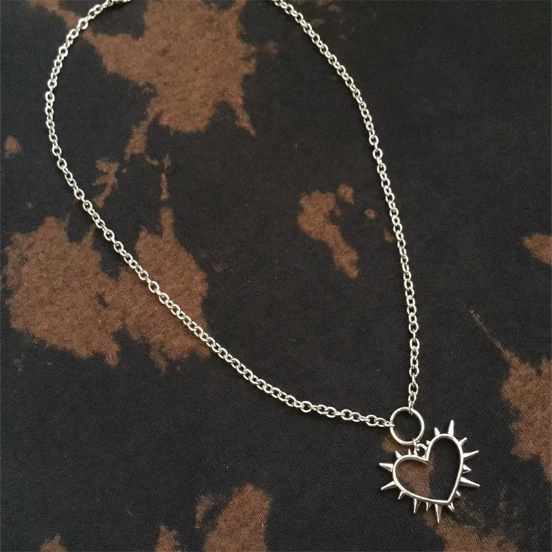 قلادة على شكل قلب مسننة / قلادة قوطية مع قلادة على شكل قلب سبايك