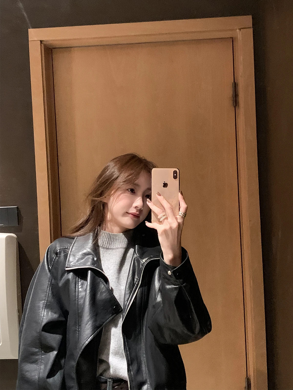 세련된 신상 PU 가죽 재킷 칼라 코트 숏 기장 지퍼 여밈 긴소매 여성 겨울 코트 스타일리쉬