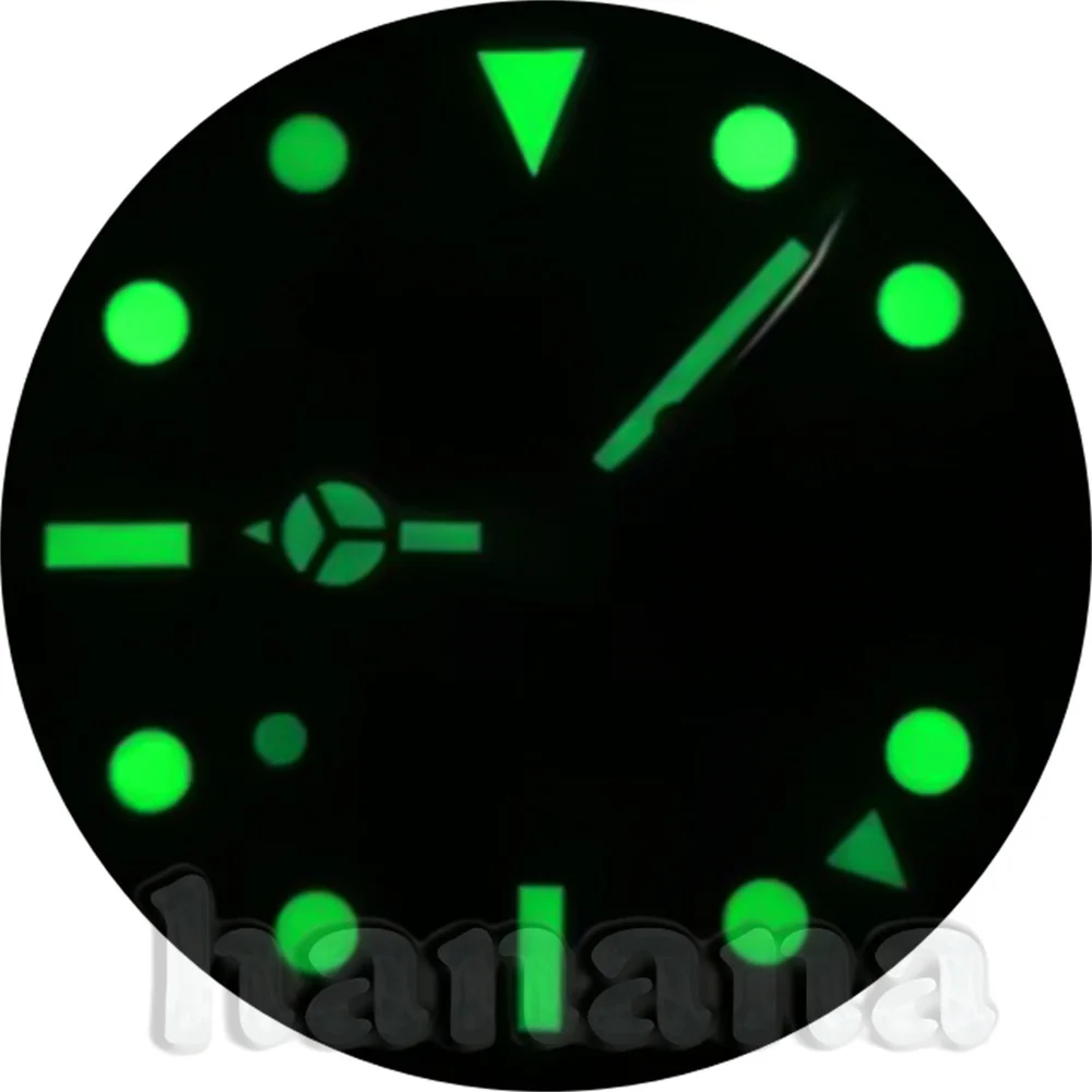 قرص ساعة كوارتز 29 ملم قرص أبيض وأسود مع أيدي مقترنة بحركة كوارتز RONDA 515 GMT وإضاءة خضراء C3