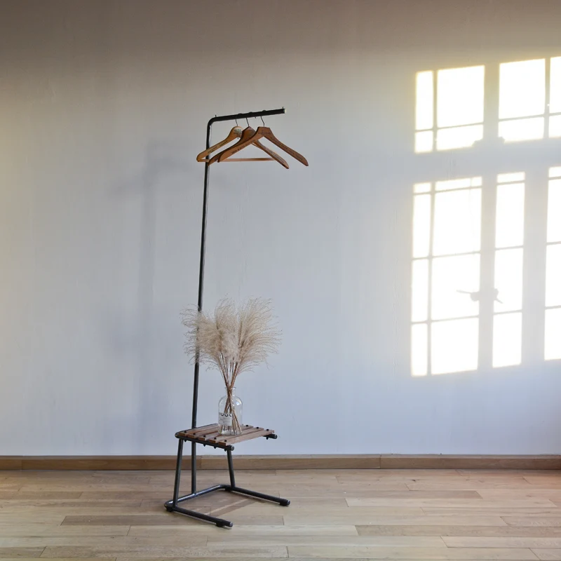 

Грибное пространство, деревянная полоса, нижняя горизонтальная подвеска, напольная витрина для магазина одежды, витрина для женской одежды