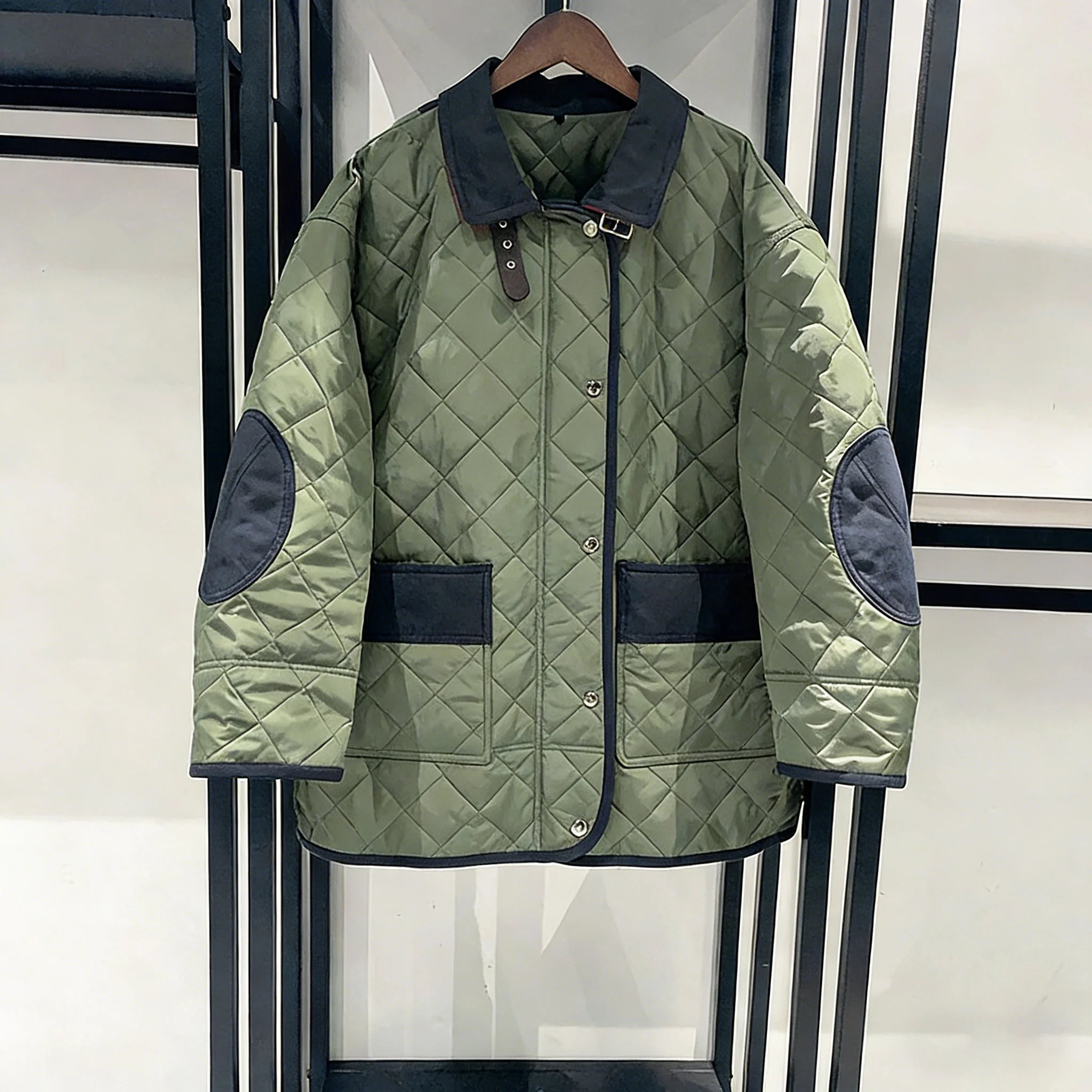 เสื้อแจ็คเก็ตแขนยาวสีเขียวสำหรับฤดูใบไม้ร่วง/ฤดูหนาวปี 2026  ปกขนสัตว์ถอดออกได้  ลายปะติดปะต่อแบบควิลท์ลายเพชร  ทรงหลวม  ผ้าฝ้าย