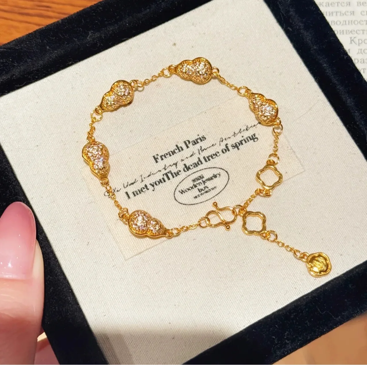 

Fuluman Full Moon bracelet for women, featuring a high-end and stylish design, with durable zirconium stones