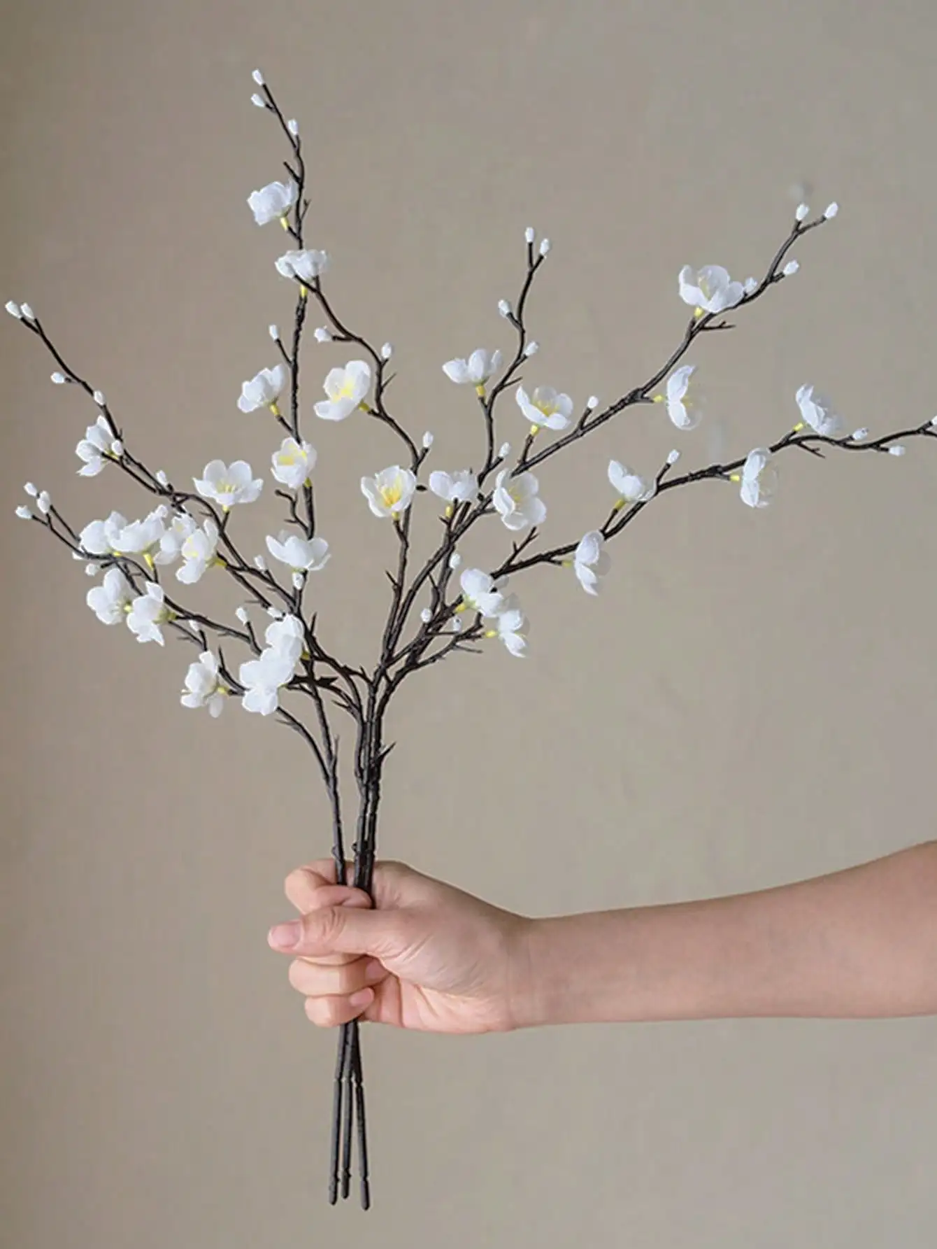 Künstliche Blumen, weiße Pflaumenblüte, 21,7 Zoll, gefälschte Kunststoffblume mit langem Stiel, für Zuhause, Hotel, Hochzeit, Party, Garten, Dekoration, Geschenke, Geburtstag – Detail 8